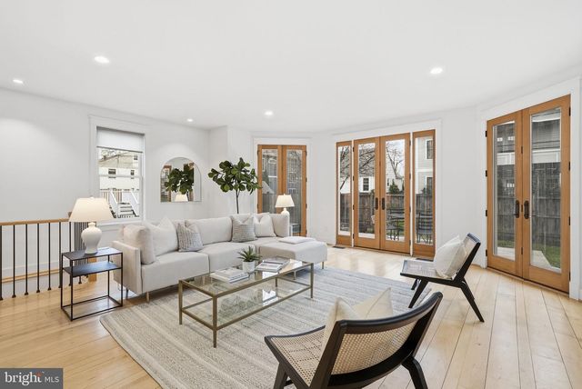 1805 N CALVERT ST, Arlington, VA 22201