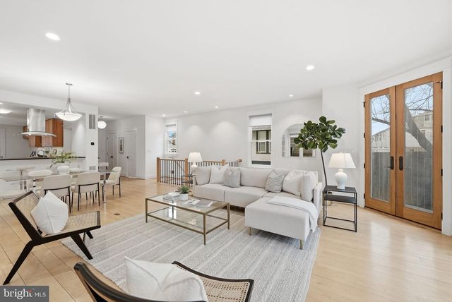 1805 N CALVERT ST, Arlington, VA 22201