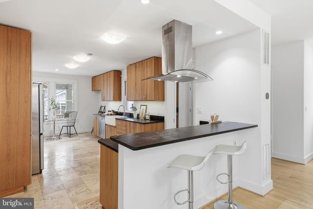 1805 N CALVERT ST, Arlington, VA 22201