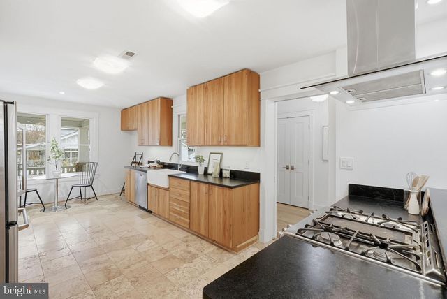 1805 N CALVERT ST, Arlington, VA 22201