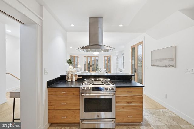 1805 N CALVERT ST, Arlington, VA 22201