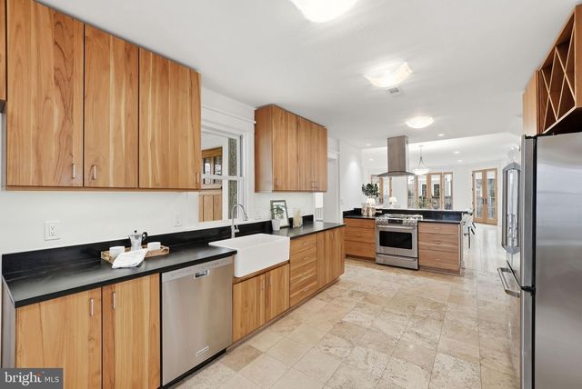 1805 N CALVERT ST, Arlington, VA 22201