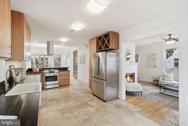 1805 N CALVERT ST, Arlington, VA 22201