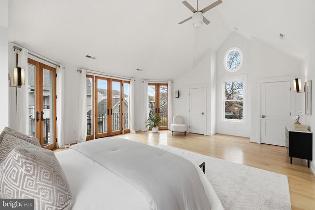 1805 N CALVERT ST, Arlington, VA 22201