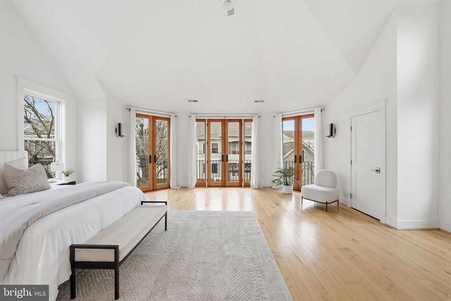 1805 N CALVERT ST, Arlington, VA 22201