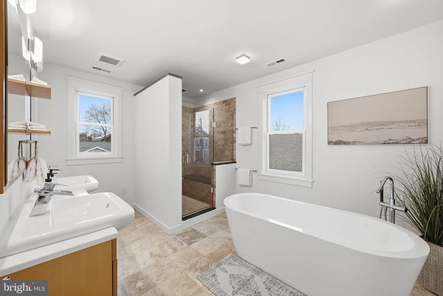 1805 N CALVERT ST, Arlington, VA 22201