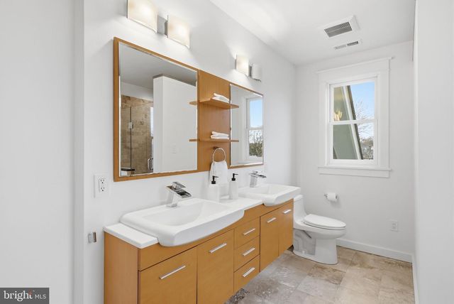 1805 N CALVERT ST, Arlington, VA 22201