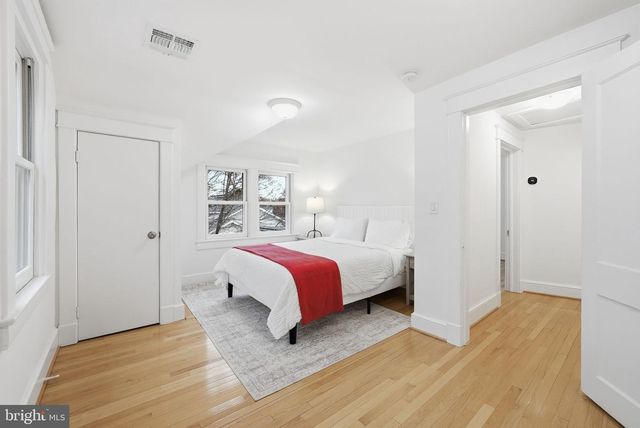 1805 N CALVERT ST, Arlington, VA 22201