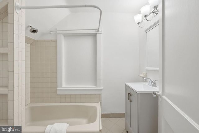 1805 N CALVERT ST, Arlington, VA 22201