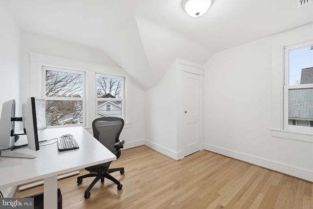 1805 N CALVERT ST, Arlington, VA 22201