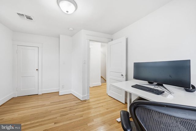 1805 N CALVERT ST, Arlington, VA 22201