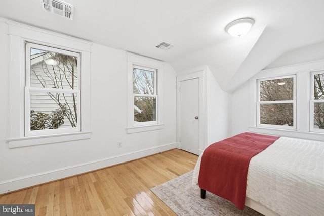 1805 N CALVERT ST, Arlington, VA 22201