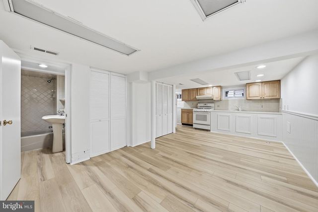 1805 N CALVERT ST, Arlington, VA 22201