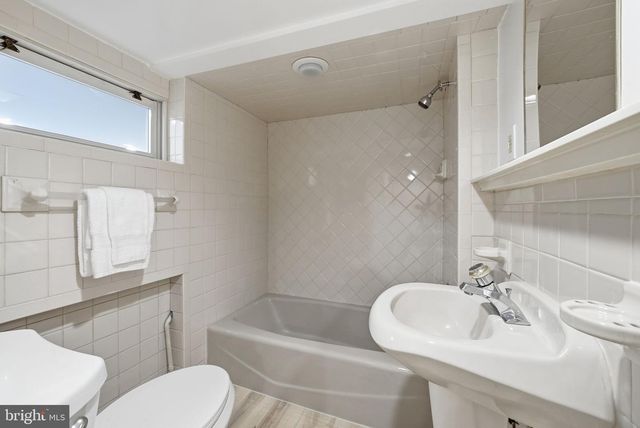 1805 N CALVERT ST, Arlington, VA 22201