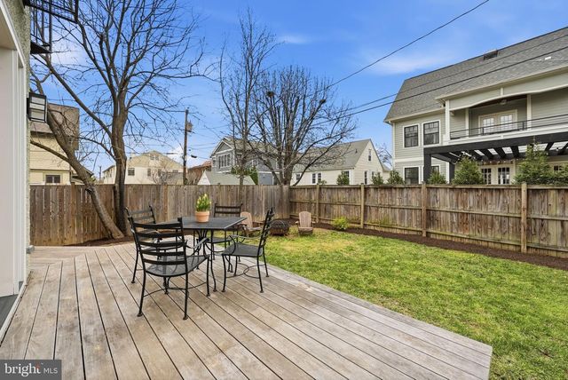 1805 N CALVERT ST, Arlington, VA 22201