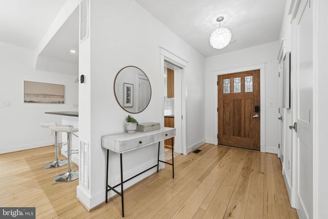 1805 N CALVERT ST, Arlington, VA 22201