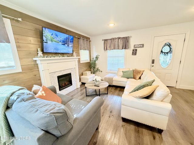 305 Jackson St, Sevierville, TN 37862