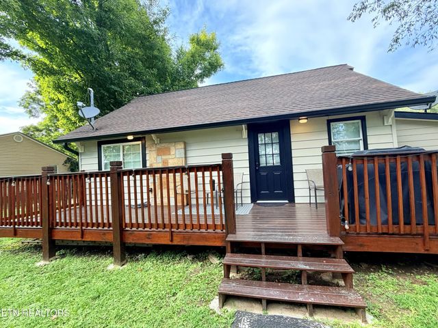 305 Jackson St, Sevierville, TN 37862