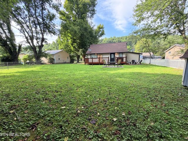 305 Jackson St, Sevierville, TN 37862