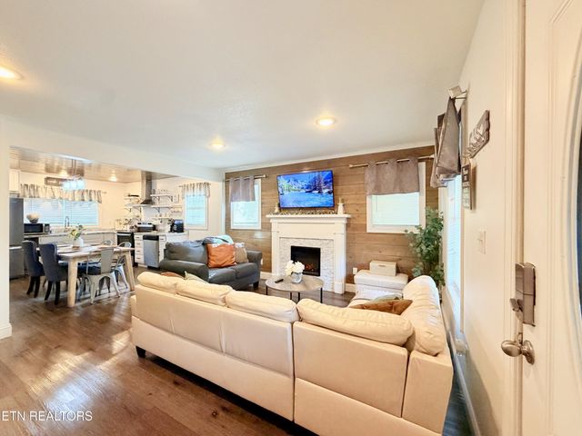 305 Jackson St, Sevierville, TN 37862