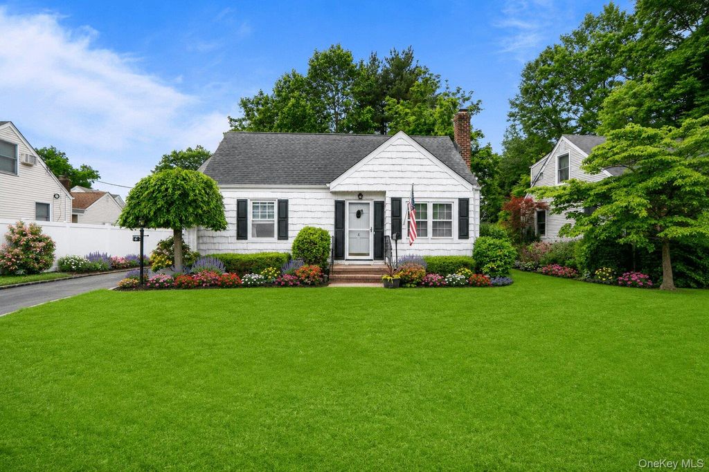 4 Birch Place, Glen Cove, NY 11542