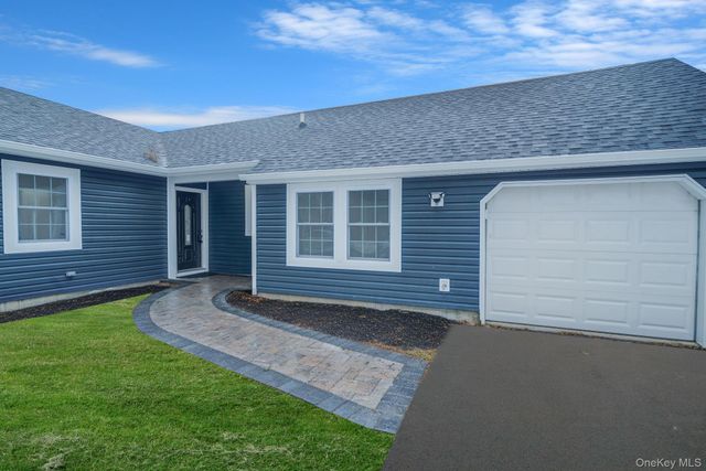 50 7th Street, Saint James, NY 11780