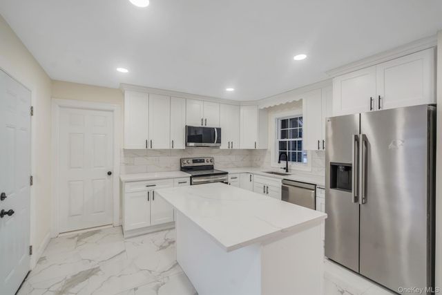 50 7th Street, Saint James, NY 11780