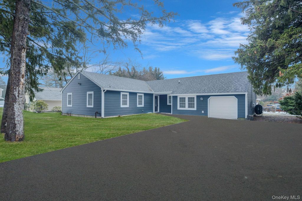 50 7th Street, Saint James, NY 11780