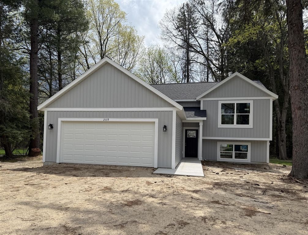 209 W South Street, Greenville, MI 48838