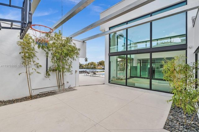 19801 NE 23rd Avenue, Miami, FL 33180
