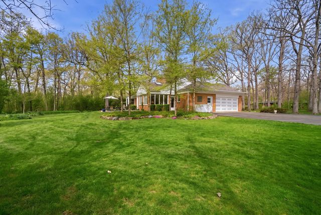 880 Hiawatha Lane, Riverwoods, IL 60015