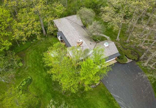 880 Hiawatha Lane, Riverwoods, IL 60015