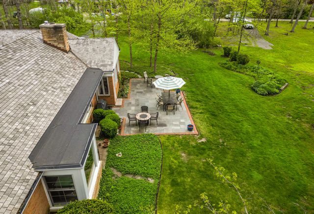 880 Hiawatha Lane, Riverwoods, IL 60015