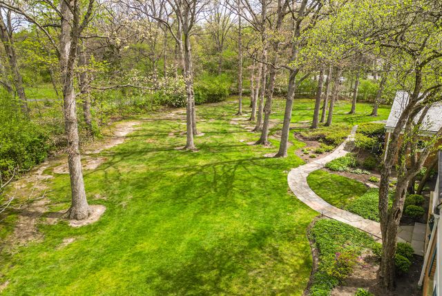 880 Hiawatha Lane, Riverwoods, IL 60015