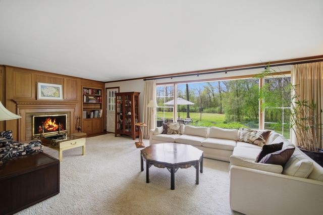 880 Hiawatha Lane, Riverwoods, IL 60015