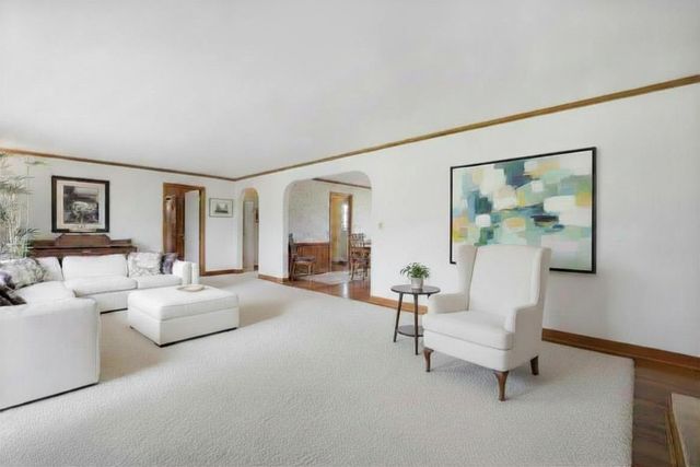 880 Hiawatha Lane, Riverwoods, IL 60015