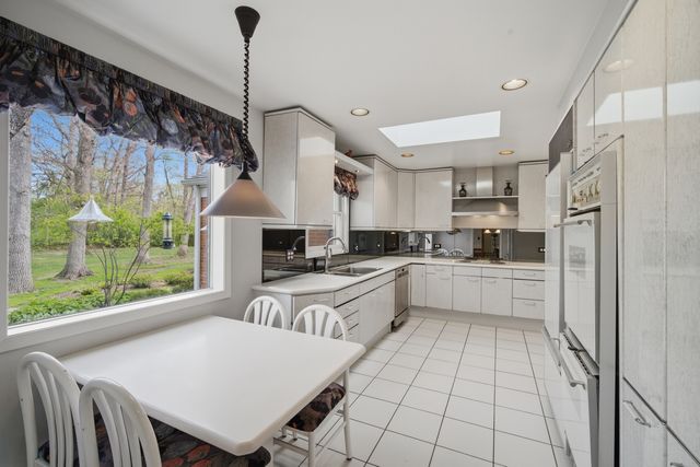 880 Hiawatha Lane, Riverwoods, IL 60015