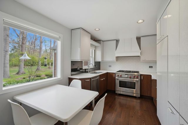 880 Hiawatha Lane, Riverwoods, IL 60015