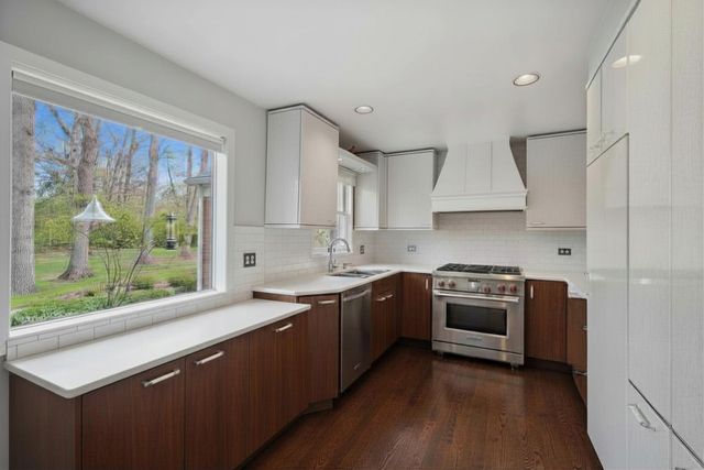 880 Hiawatha Lane, Riverwoods, IL 60015
