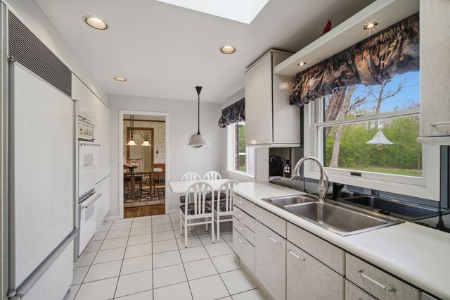 880 Hiawatha Lane, Riverwoods, IL 60015
