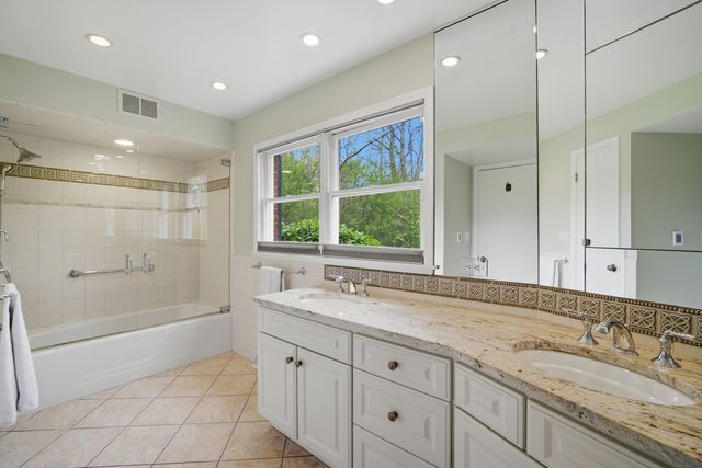 880 Hiawatha Lane, Riverwoods, IL 60015