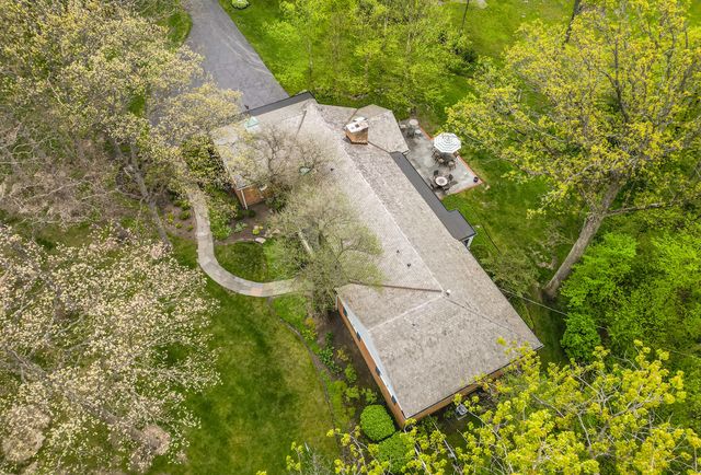 880 Hiawatha Lane, Riverwoods, IL 60015