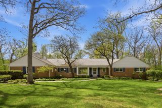 880 Hiawatha Lane, Riverwoods, IL 60015