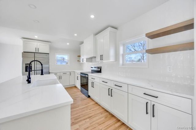 195 Brook Street, Oakdale, NY 11769