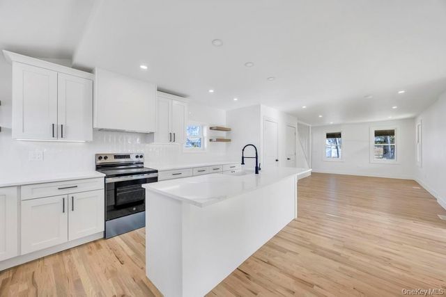 195 Brook Street, Oakdale, NY 11769