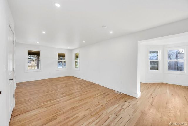 195 Brook Street, Oakdale, NY 11769