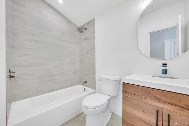 195 Brook Street, Oakdale, NY 11769