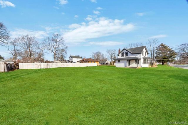 195 Brook Street, Oakdale, NY 11769