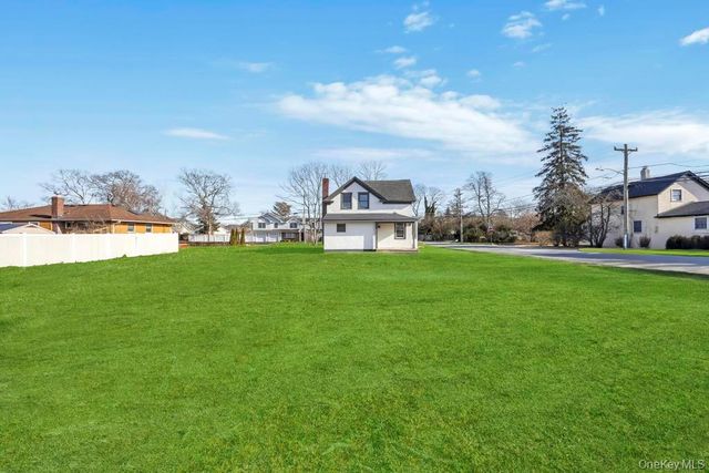 195 Brook Street, Oakdale, NY 11769