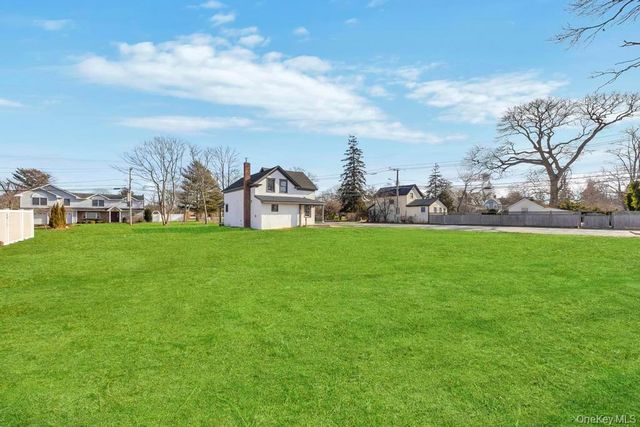 195 Brook Street, Oakdale, NY 11769